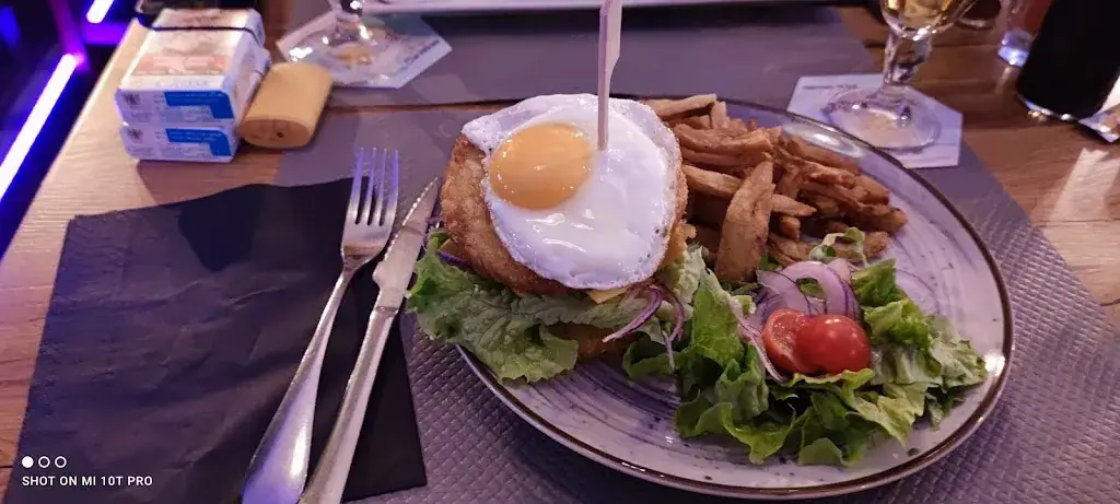 Julie Brice_Café Tortoni_Eymet_review