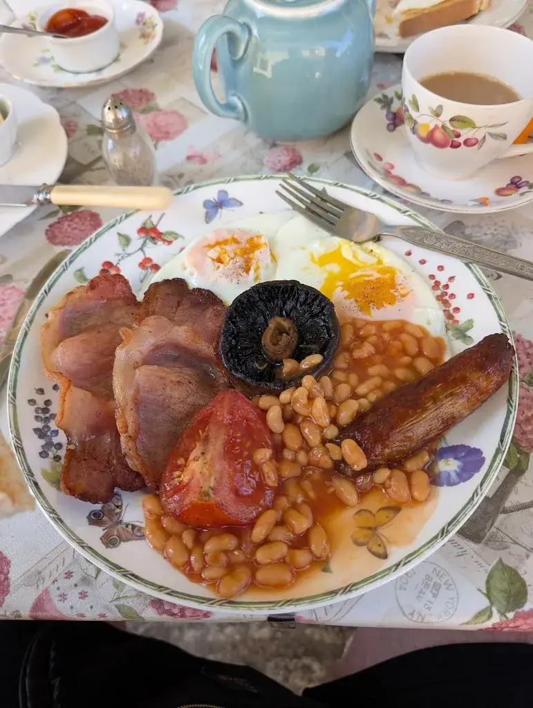 Richard Beck_Roses salon de thé vintage Tearoom_Eymet_review