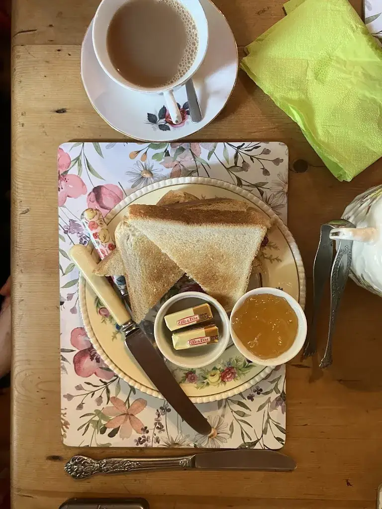 Charlotte SOMES_Roses salon de thé vintage Tearoom_Eymet_review