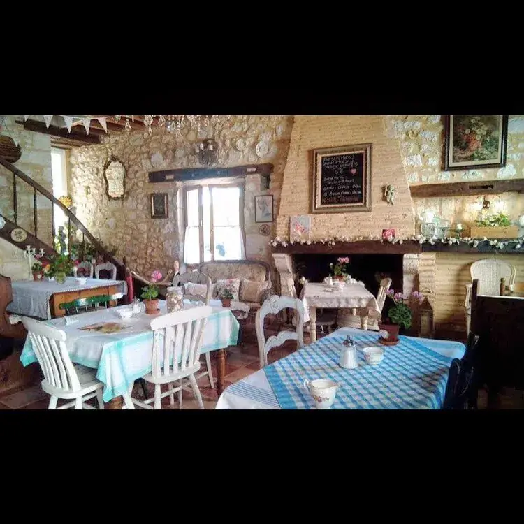 Roses salon de thé vintage Tearoom_Eymet_slider_image_1