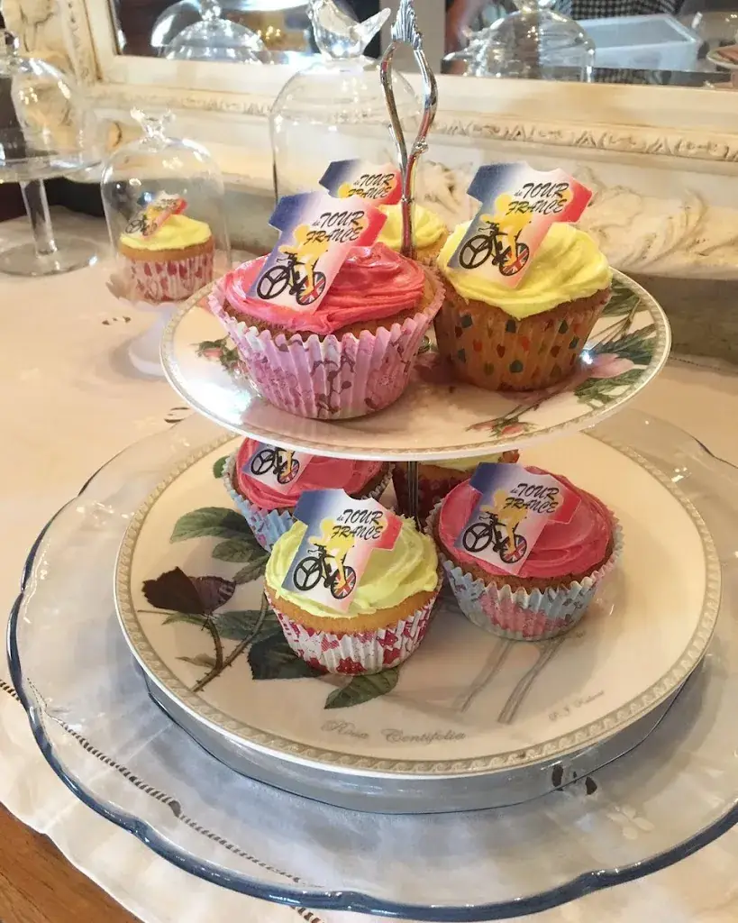 Roses salon de thé vintage Tearoom_Eymet_slider_image_2