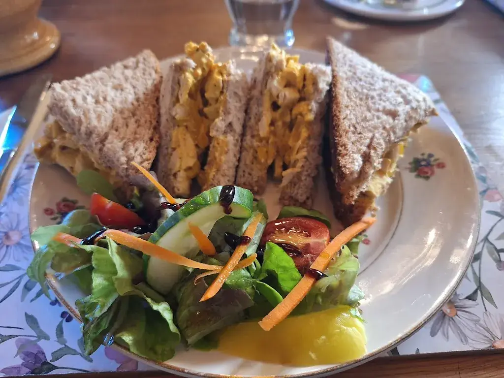 Roses salon de thé vintage Tearoom_Eymet_slider_image_3