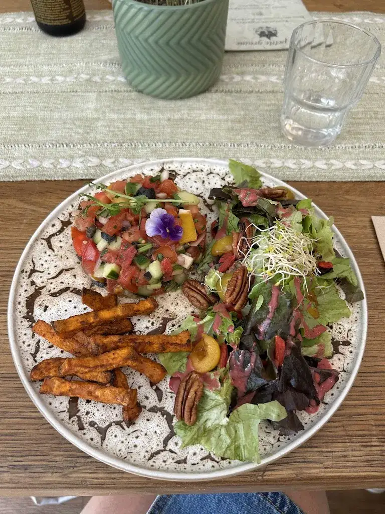 J van Broekhoven_La petite graine_Limoges_review