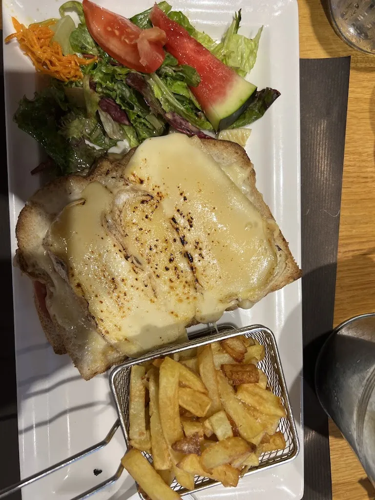 Helen Forbes_Brasserie Tabac Le Français_Issoire_review