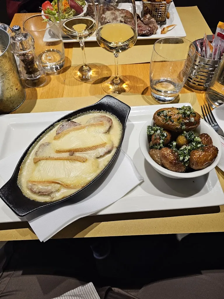 Colin Megennis_Brasserie Tabac Le Français_Issoire_review