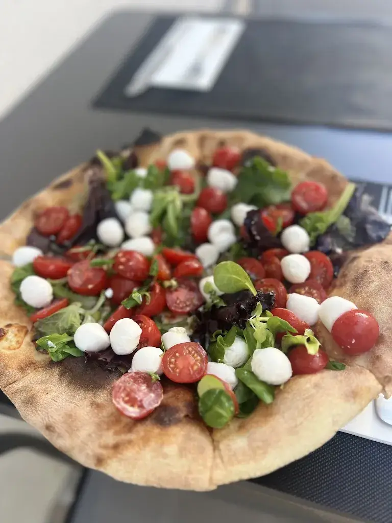 AZZURRA Pizzeria_Fouras_slider_image_2