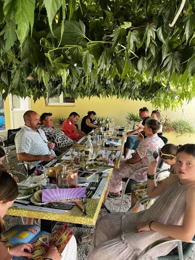 Aimee Wood_Le Batelier_Prigonrieux_review