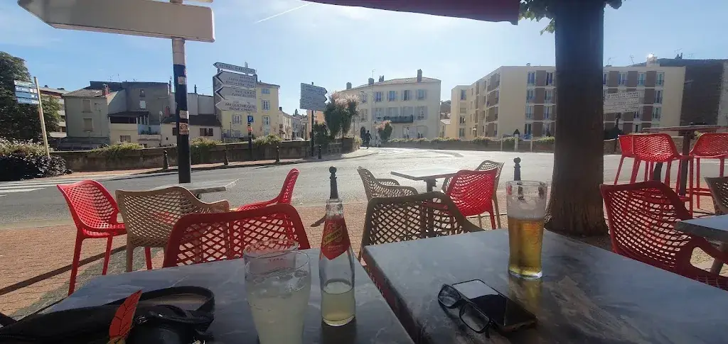 Jo Gillard-Nash_Bulldog Café Issoire_Issoire_review