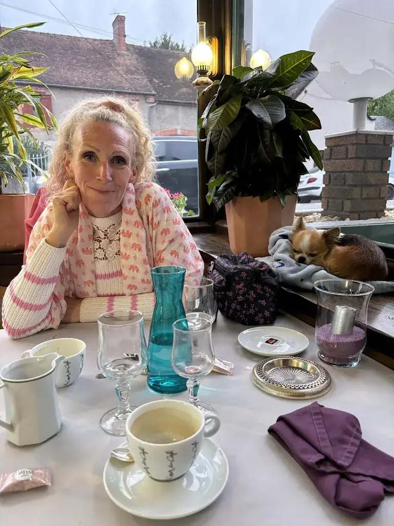 Tara Evans _Logis l'Hostellerie du Lion d'Or_Gouzon_review