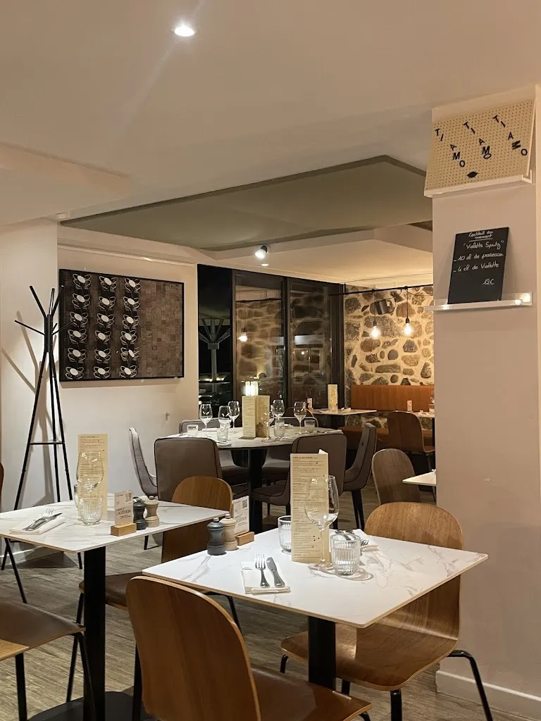 E.E. Keenan_Les Quatre Gourmets_Annecy_review