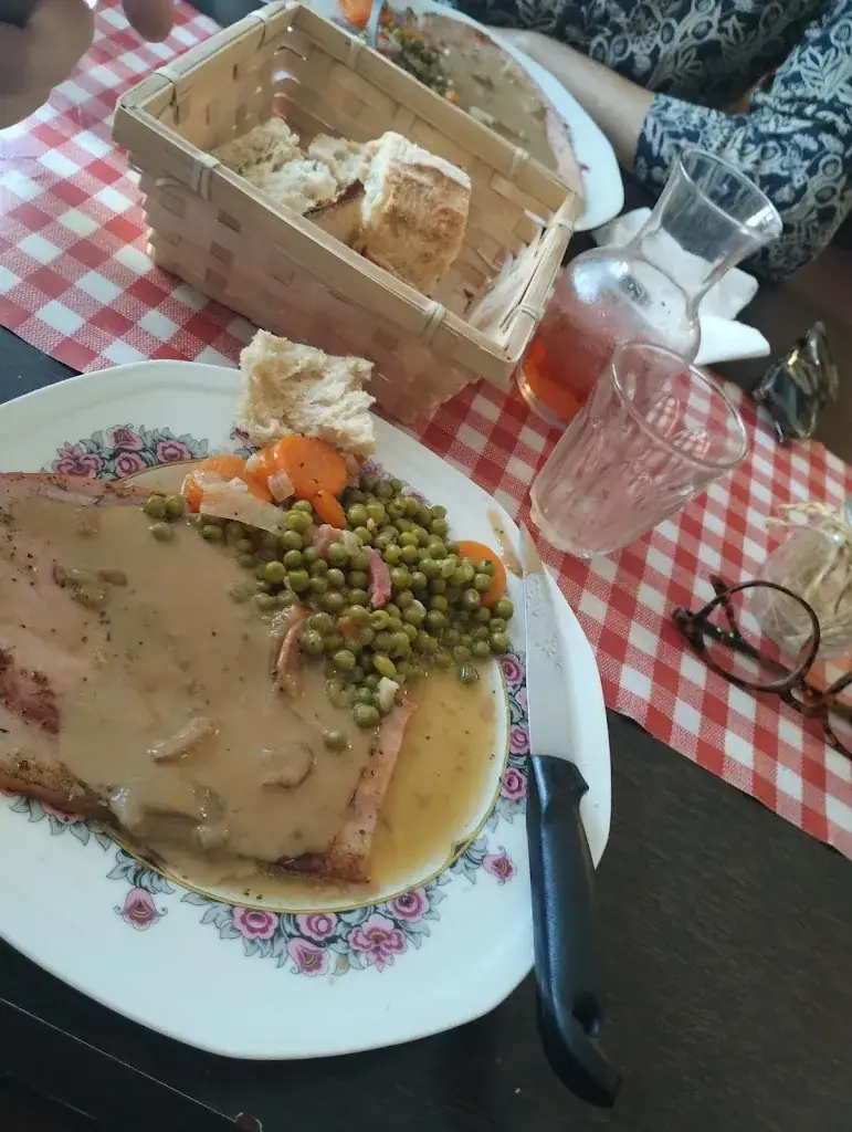 Craig A_Chez Dourthous_Momuy_review