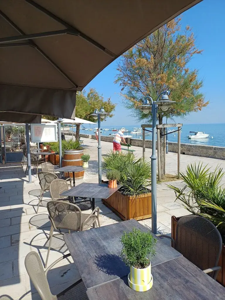 Restaurant Les Pieds dans l'Eau ristorante a Flotte