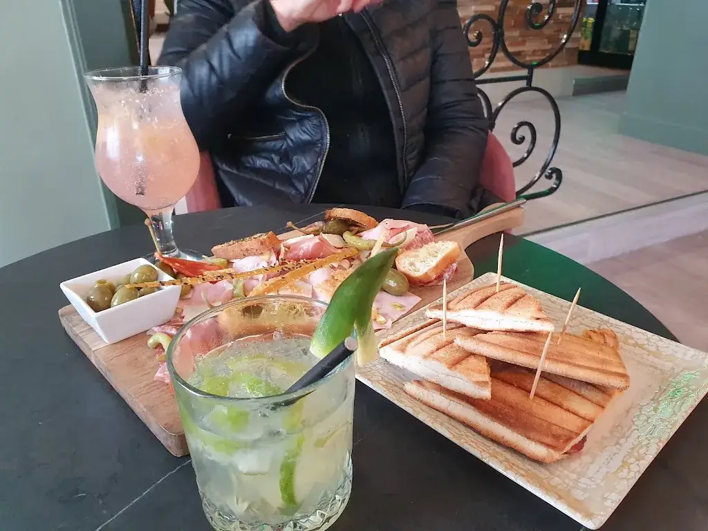 Laurent-Pierre Gilliard_Le Temps d'une Escale_Roche-Chalais_review