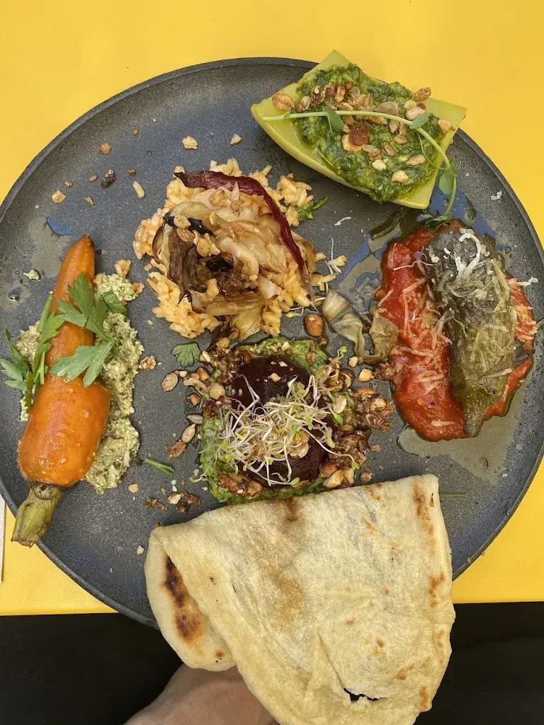 Julian Preissinger_Maison Bleue cafe et coworking_Lablachère_review