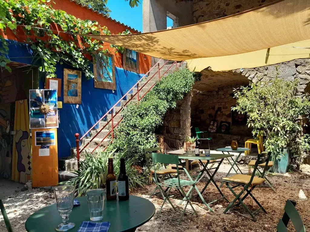 Nicole Froeling_Maison Bleue cafe et coworking_Lablachère_review