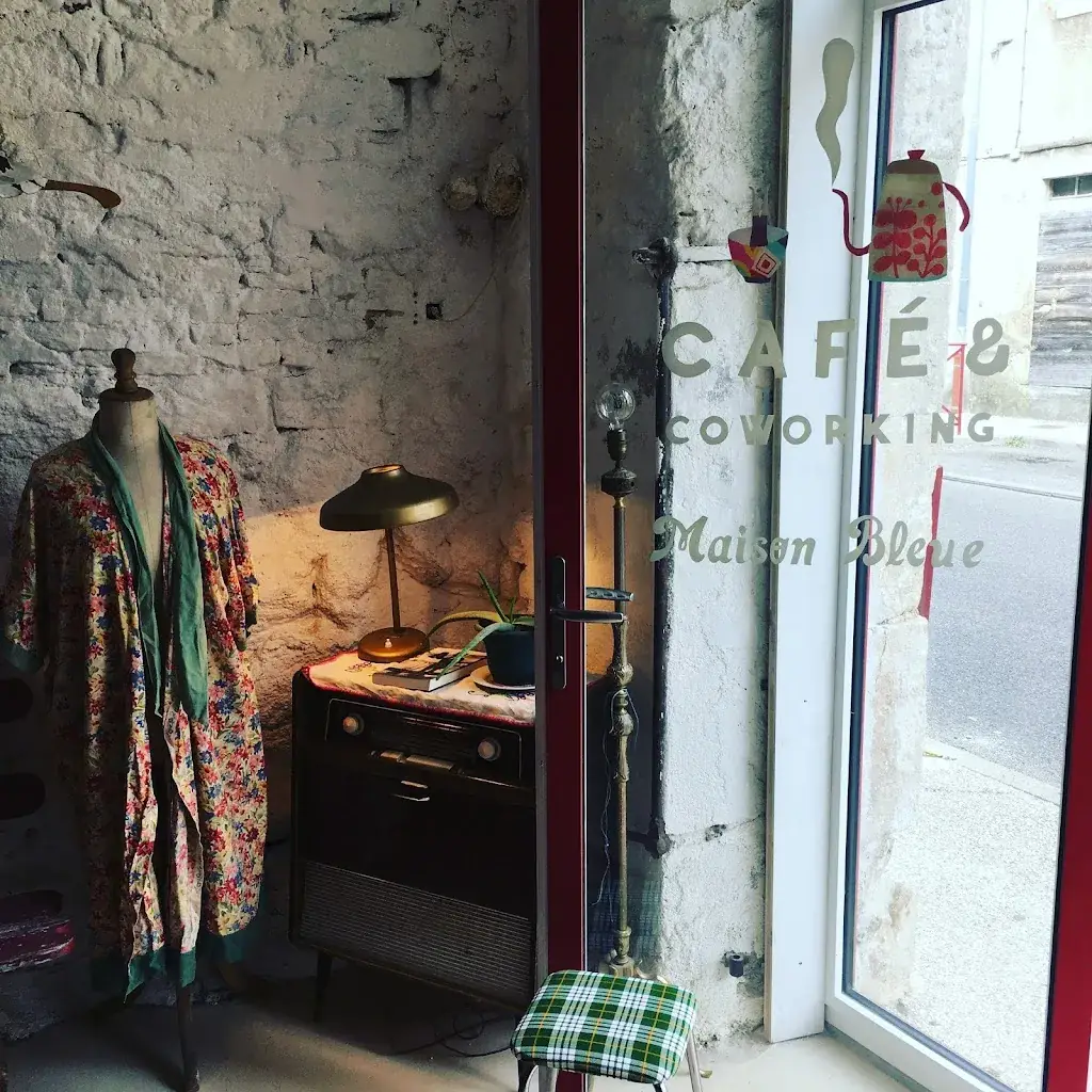 Maison Bleue cafe et coworking restaurant in Lablachère