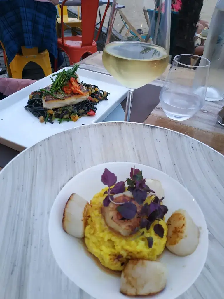 Sarah Tabares_La Petite Playa_Teste-de-Buch_review