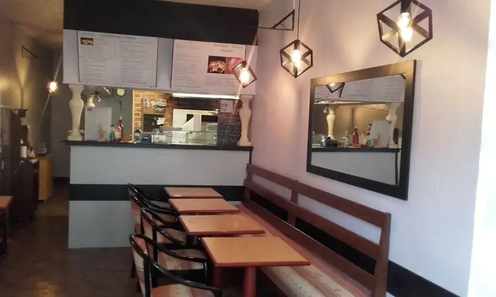 pizzéria della piazza restaurante en Mure