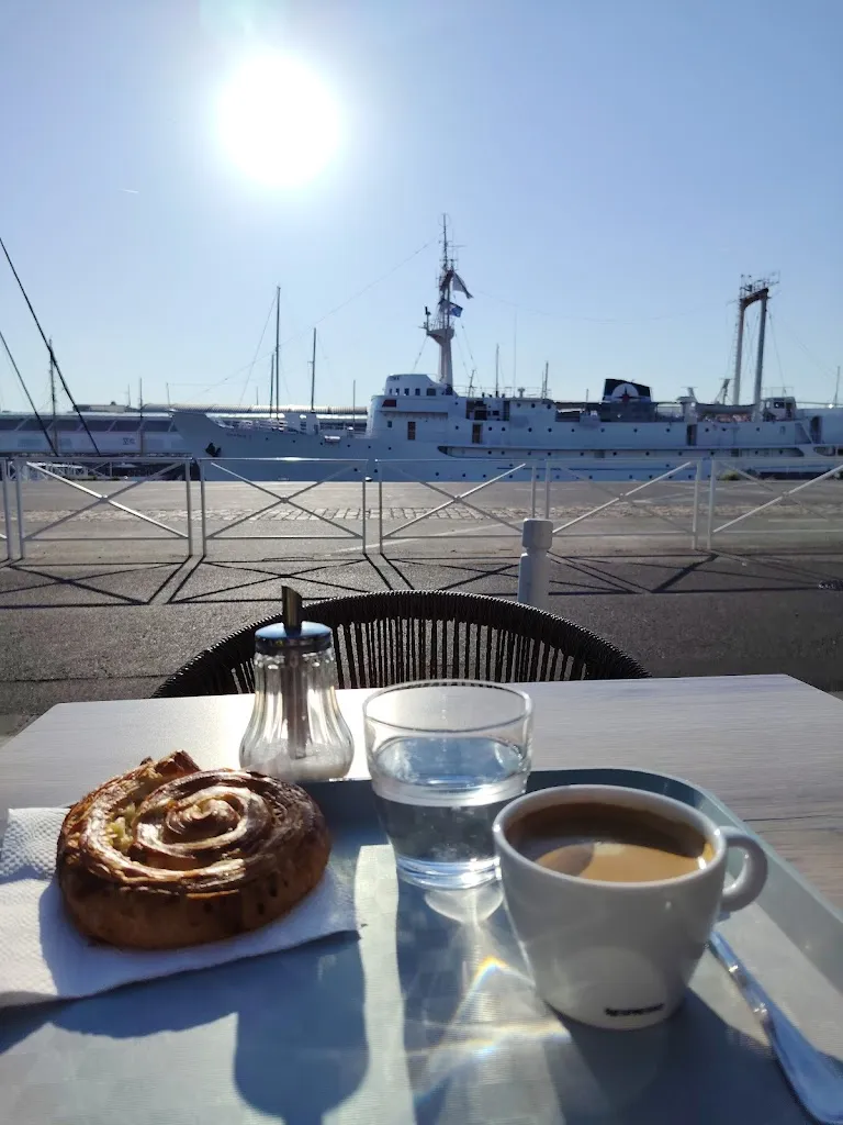 Dippechartier Ulric-Gaston_Les Filles_Rochelle_review