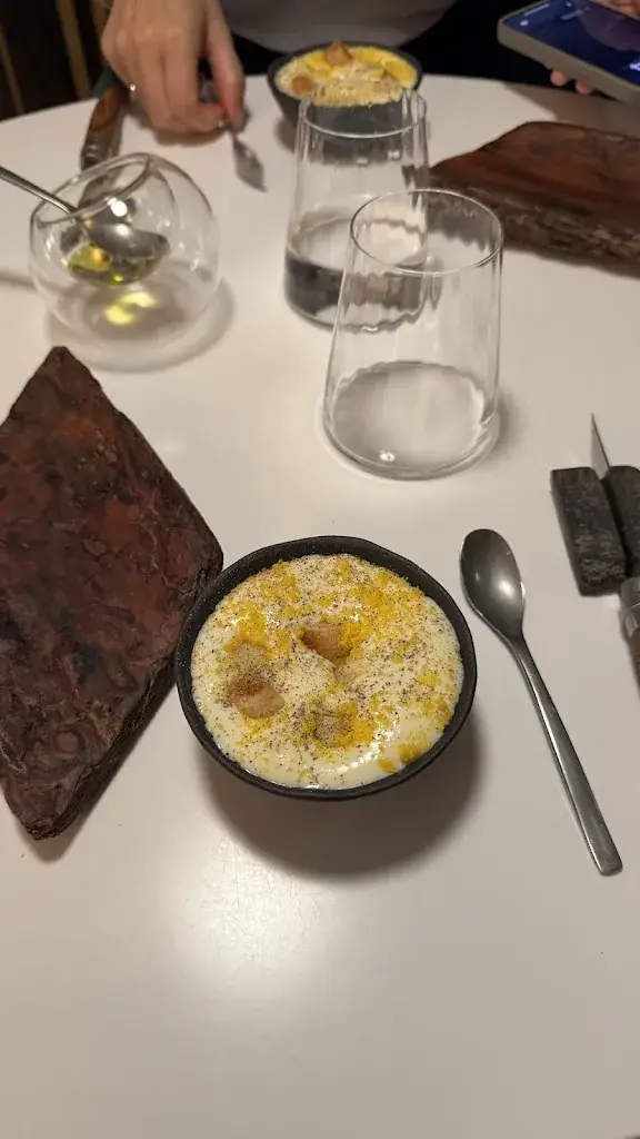 Claudio d'Angelo_La Cour de l’Abbaye par Vincent Favre Félix_Annecy_review