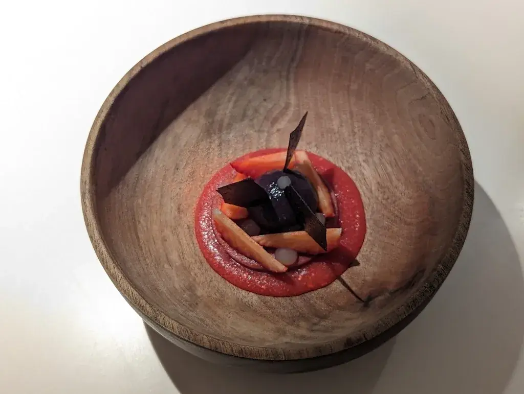 Malcolm White_La Cour de l’Abbaye par Vincent Favre Félix_Annecy_review