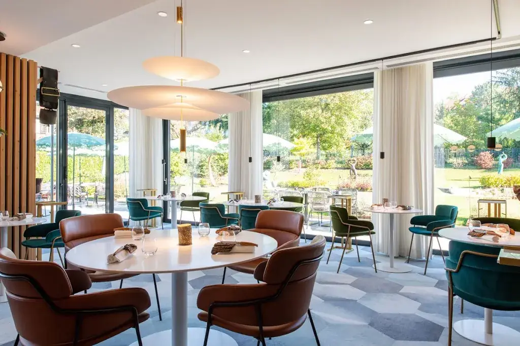 La Cour de l’Abbaye par Vincent Favre Félix restaurant in Annecy