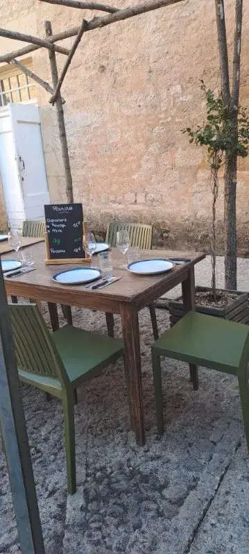 Restaurant de l'Auberge de Cadouin restaurant in Buisson-de-Cadouin