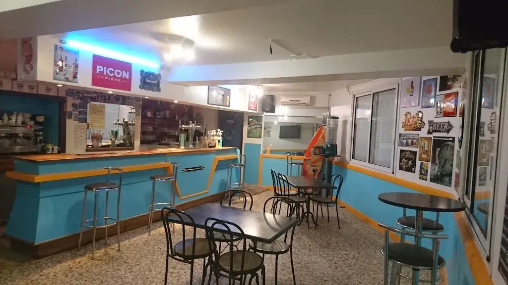 Cafe Paradiso_Laroque-Timbaut_slider_image_3