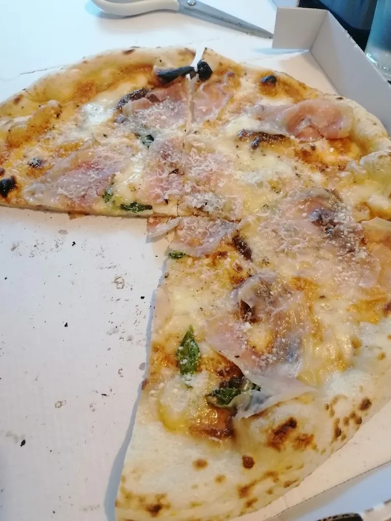 Deborah Ladakis_Da pippone pizzeria napoletana Verace_Gua_review