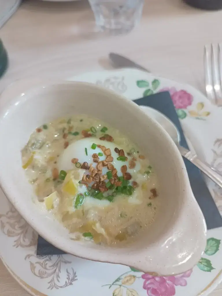 LE TRONG AGNES_Attablée_Bouscat_review