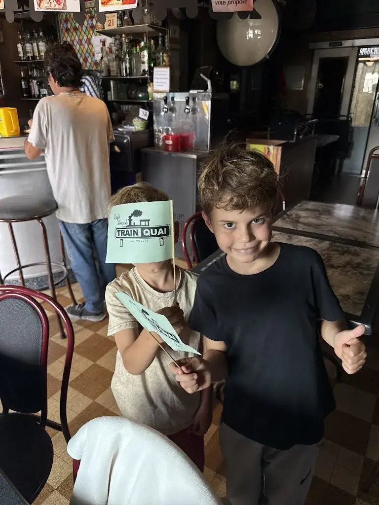 Stefan Hatvany_Train Quai_Voulte-sur-Rhône_review