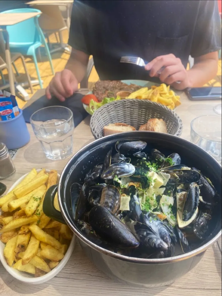 Gloria Cheng_Le Bikini Café_Porge_review