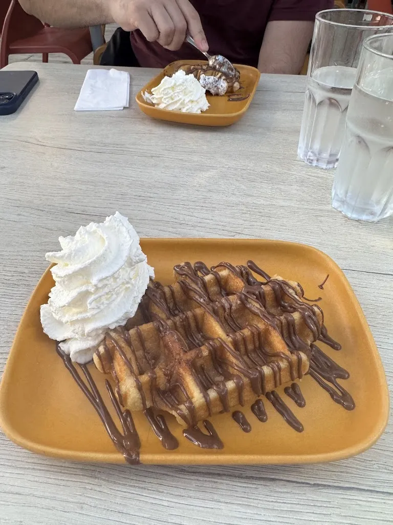 Mehdi Etaati_Le Bikini Café_Porge_review