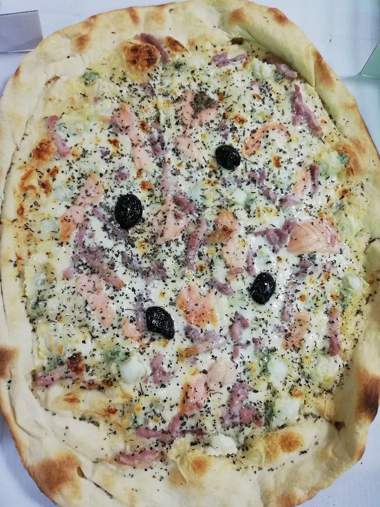 Pizza Des Lys Restaurant in Lalevade-d'Ardèche