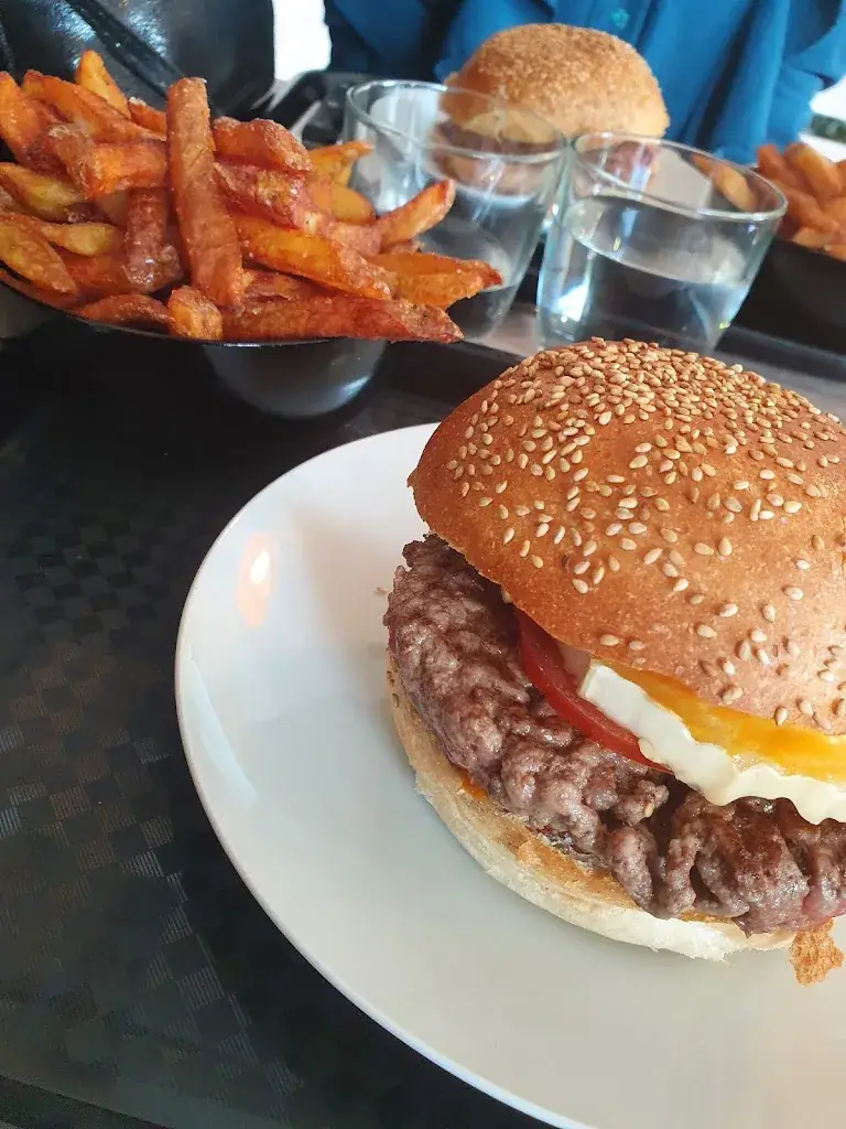 Laura Bourgain_Jess Burger_Lesparre-Médoc_review