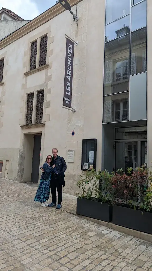 Dave Brown_Les Archives_Poitiers_review