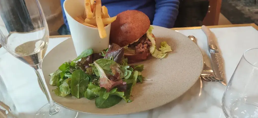 Jernej Slejko_Les Archives_Poitiers_review