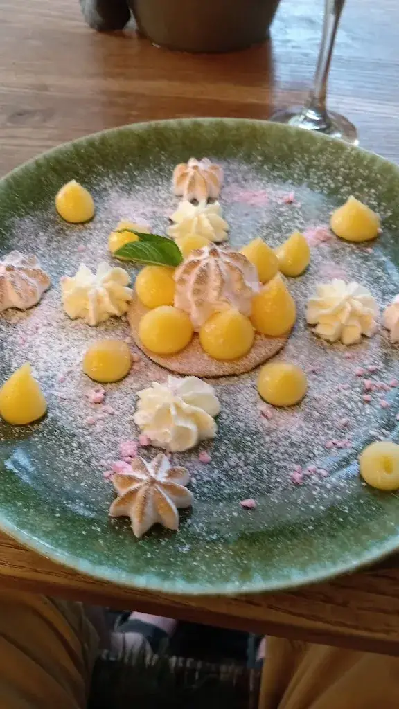 John Hutchinson_LE CARRé D'ART_Poitiers_review