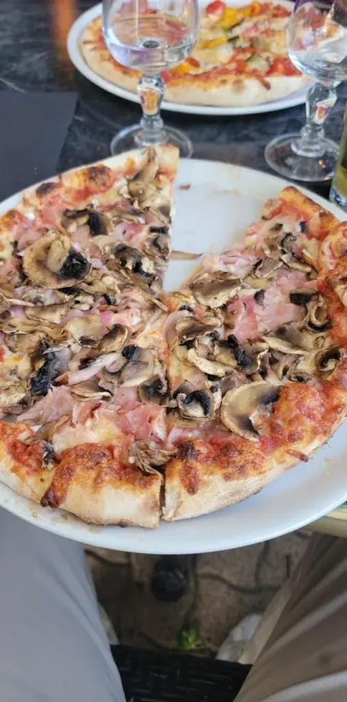 LA TRATTORIA_Lit-et-Mixe_slider_image_3