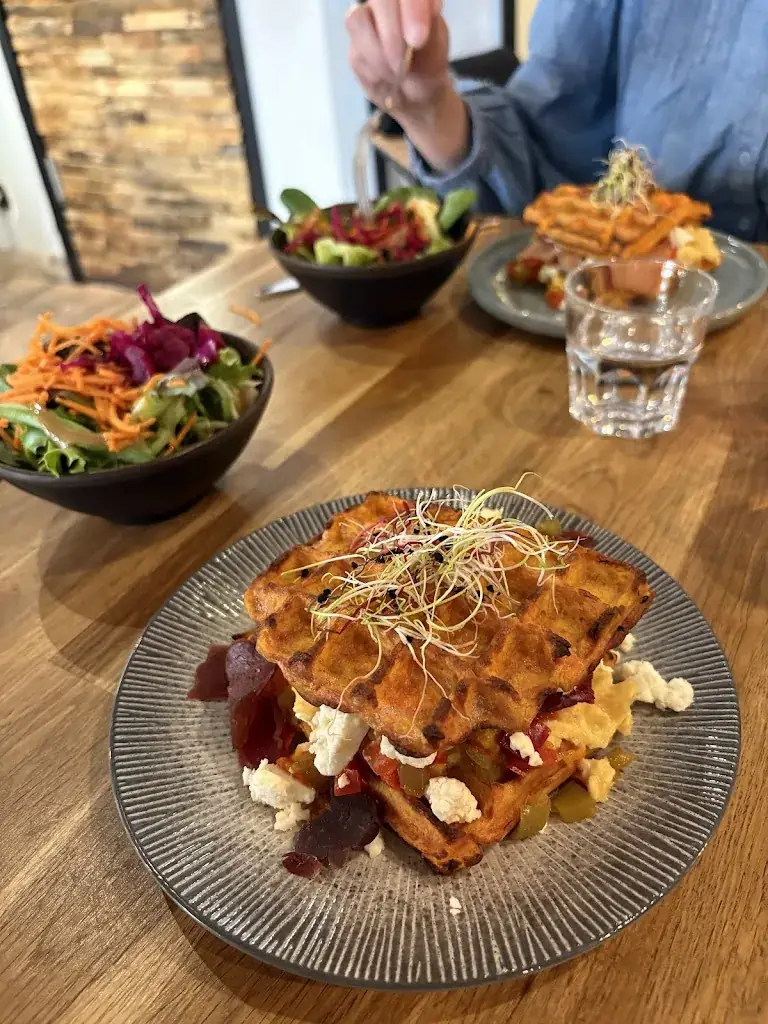 John Hassan_Pura Vida_Annecy_review