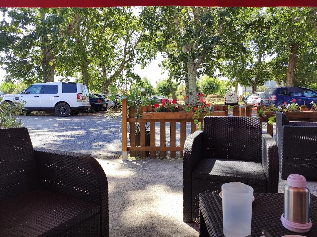 Bar Restaurant Les Chenes_Saint-Julien-en-Born_slider_image_1