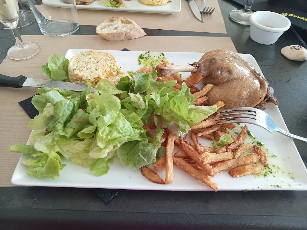 Bar Restaurant Les Chenes_Saint-Julien-en-Born_slider_image_3