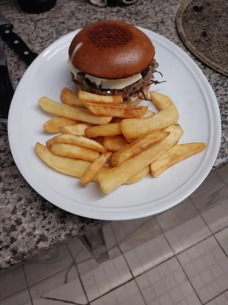 Pizz And Burger_Lit-et-Mixe_slider_image_2