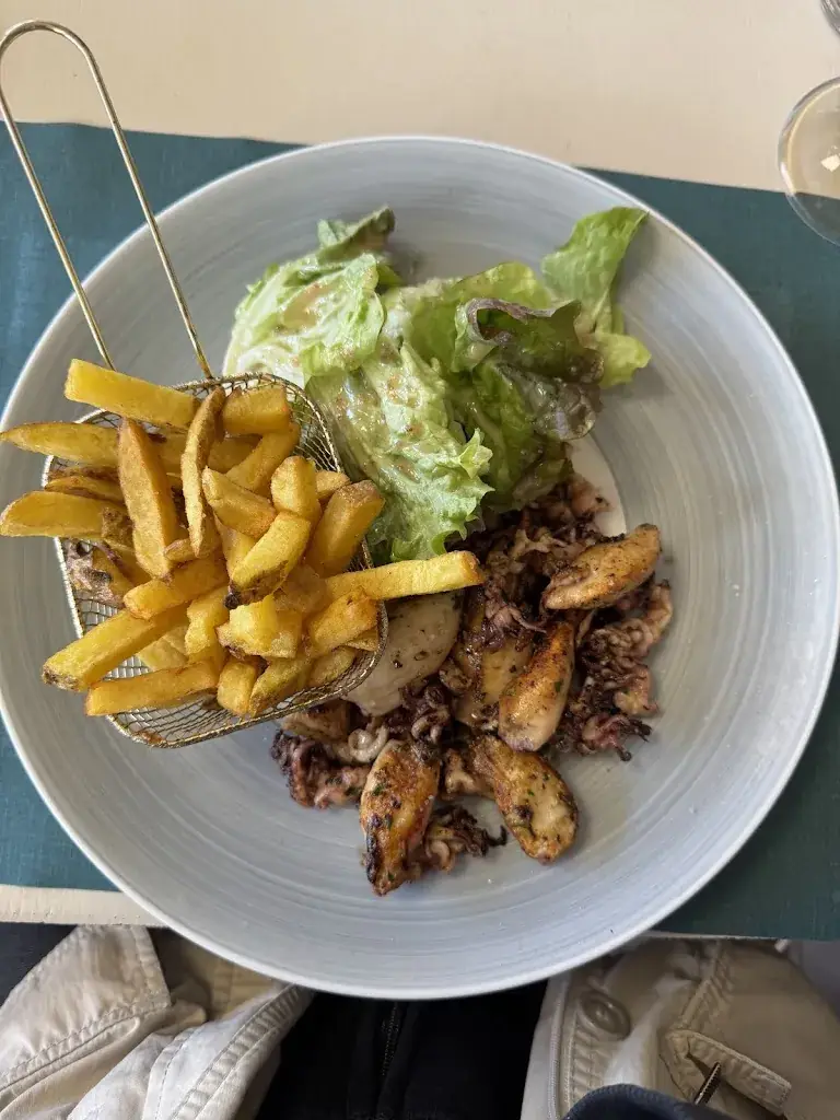 Aris Tote_La Canotte Hôtel Bar Restaurant_Saint-Julien-en-Born_review