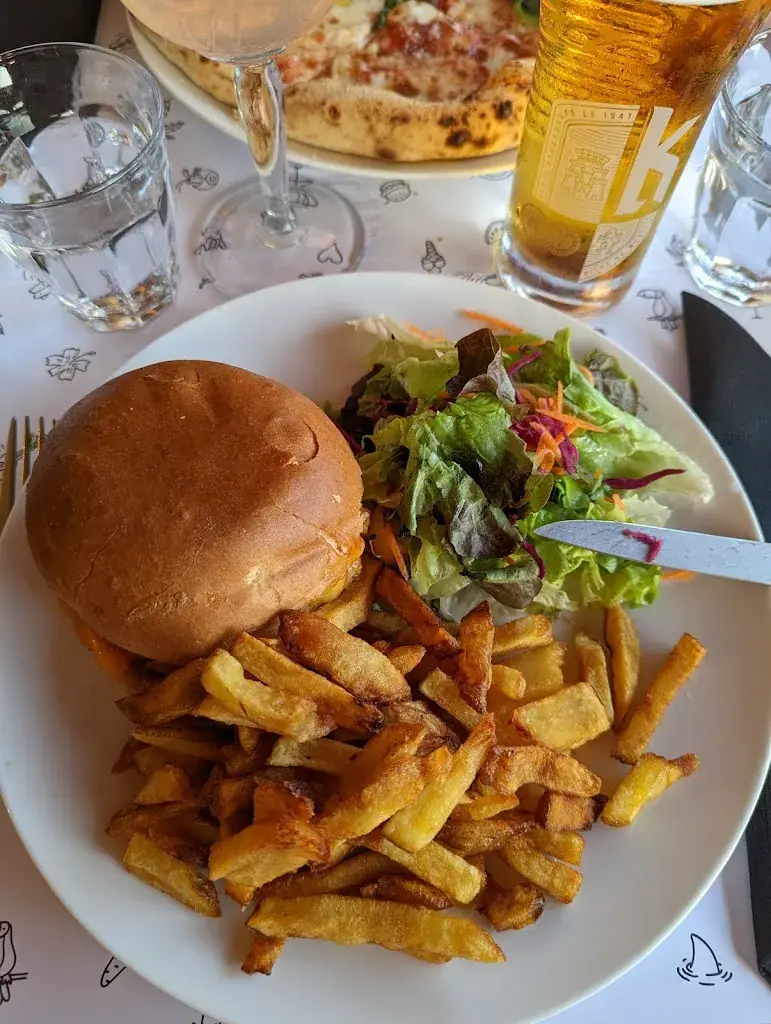 Michiel Devliegere_The Surf House_Saint-Julien-en-Born_review