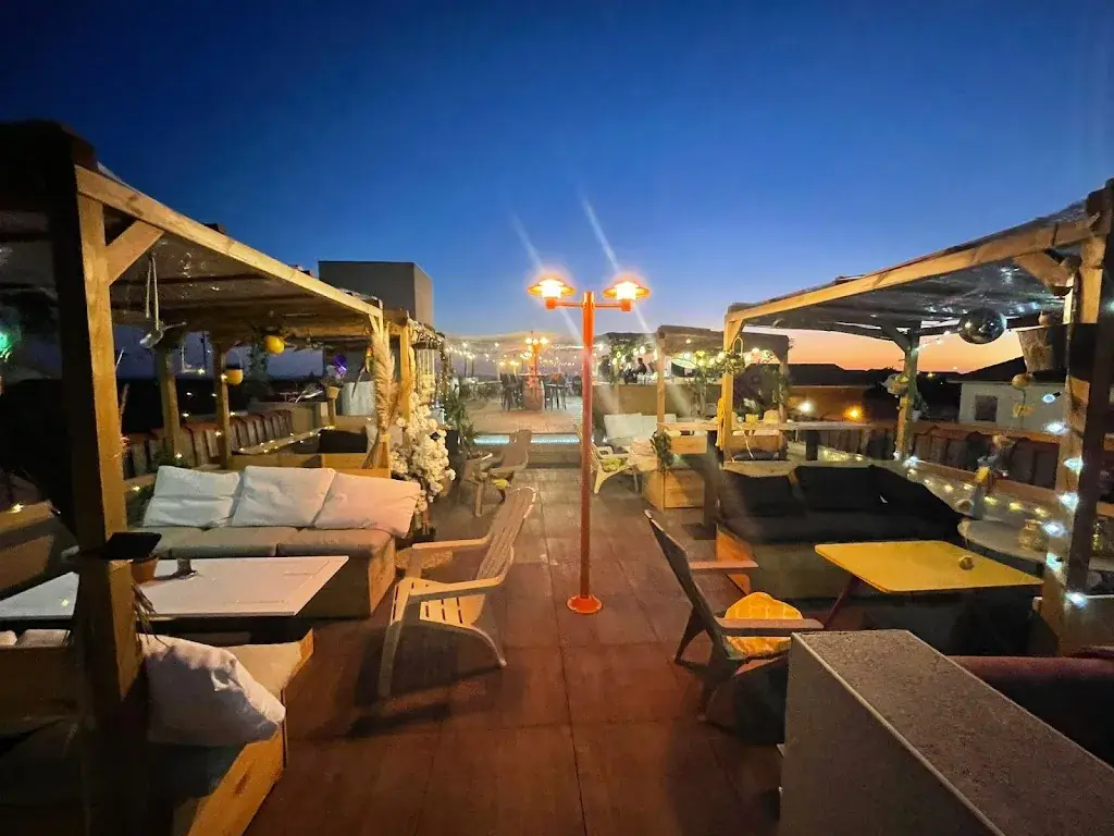 La Guinguette Sur Le Toit Restaurant in Saint-Julien-en-Born