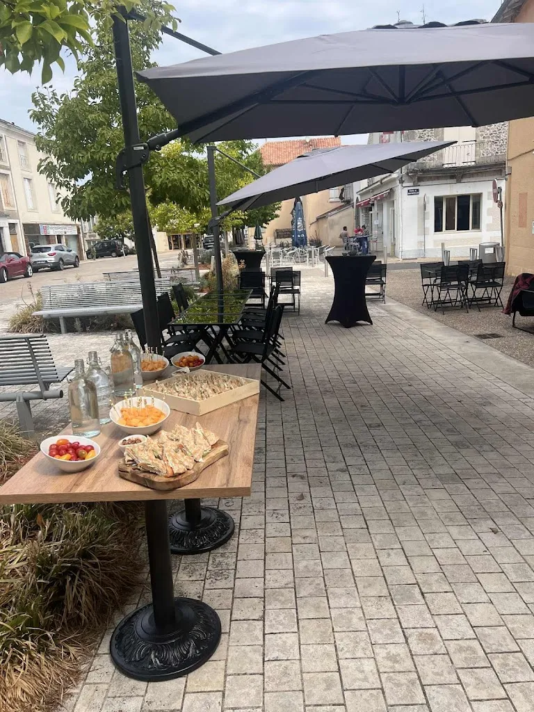 Le Cheval Blanc restaurant à Lussac-les-Châteaux