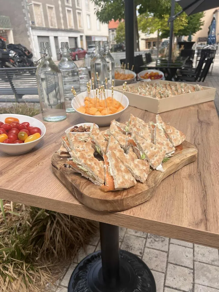 Le Cheval Blanc_Lussac-les-Châteaux_slider_image_2