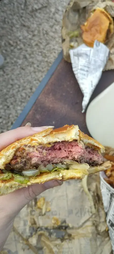 Zoe Burley_L'angle burger Miramontais_Miramont-de-Guyenne_review