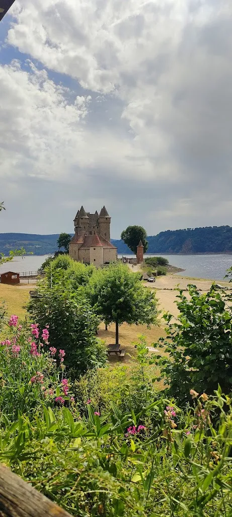 Rana Uludağ_The Castle of Val_Lanobre_review